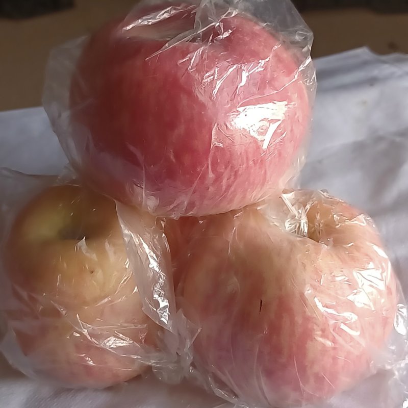 灵宝红富士纸加膜已经上市，口感脆甜，色泽亮丽欢迎选购！