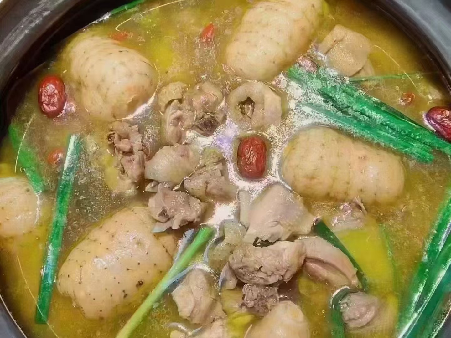 白芷药膳图:白芷与鸡肉炖煮的药膳汤品 白芷药膳图