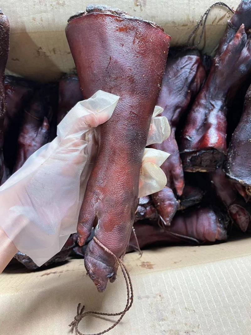烟熏小腊猪脚（腊肉香肠批发一手货源量大从优）