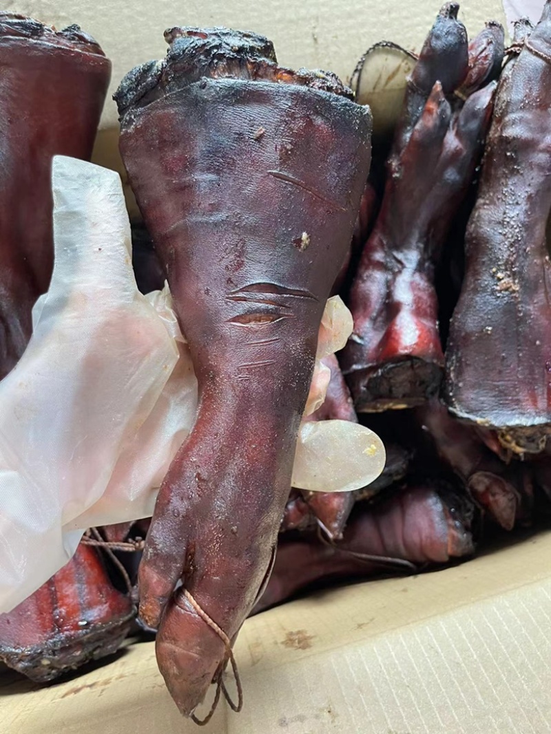 烟熏小腊猪脚（腊肉香肠批发一手货源量大从优）