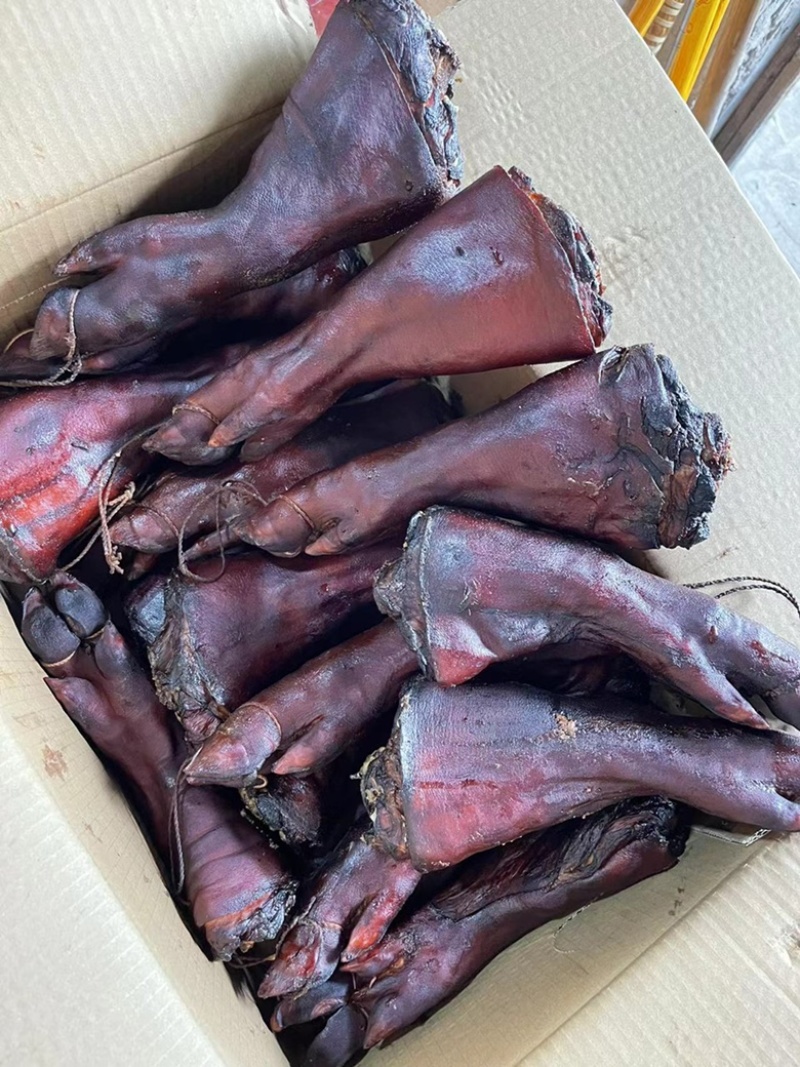烟熏小腊猪脚（腊肉香肠批发一手货源量大从优）