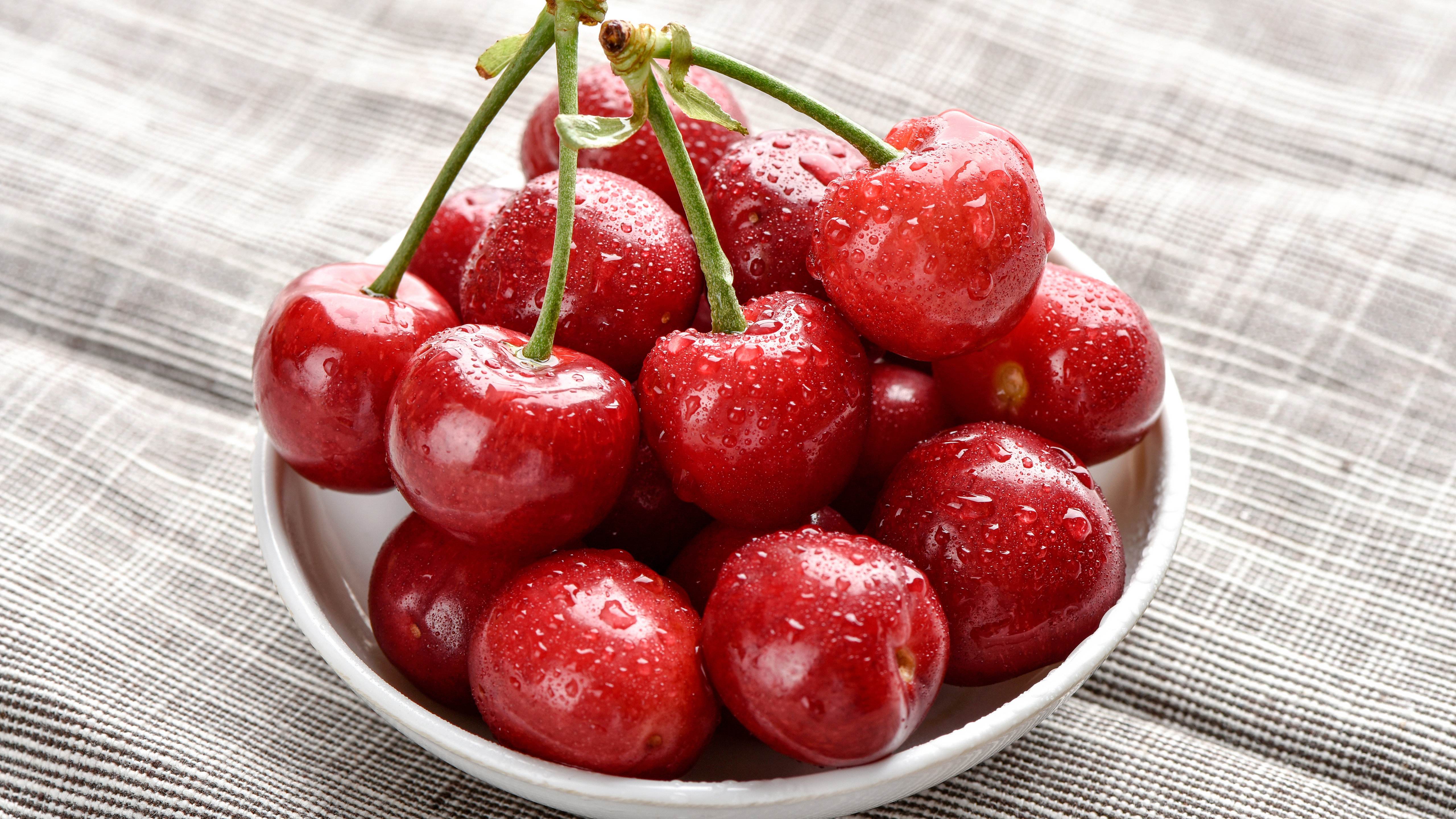 一碗热气腾腾的冰糖雪梨水,盛放在白色瓷碗中 冰糖雪梨水成品图