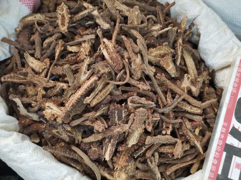 羌活，中药材全年大量供应，有需要的老板请打电话联系我