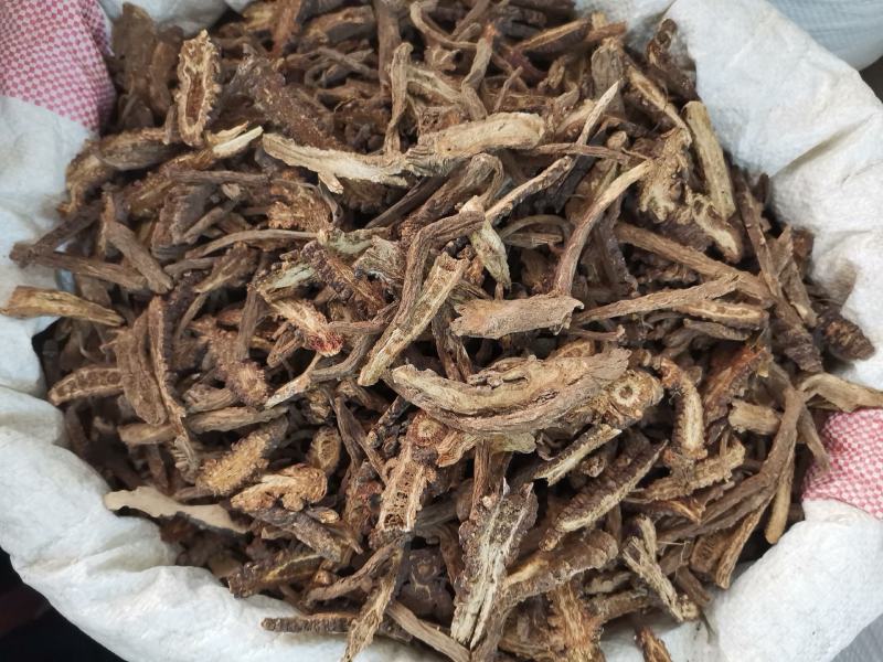 羌活，中药材全年大量供应，有需要的老板请打电话联系我