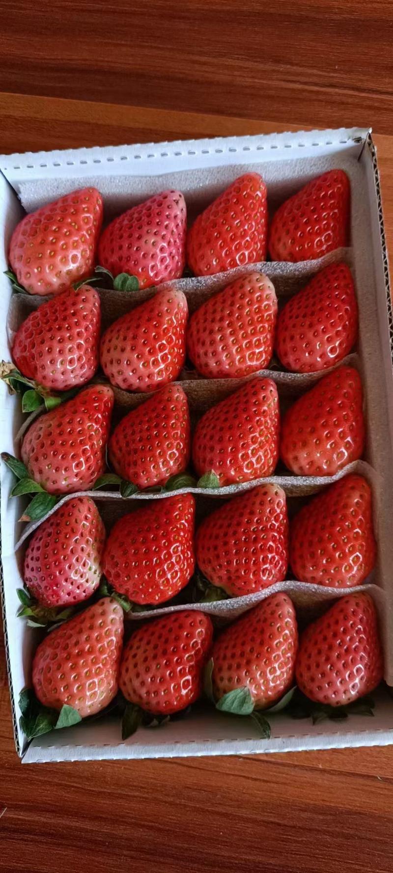云南冬季牛奶草莓奶茶蛋糕糖葫芦冬季甜草莓，奶油草莓