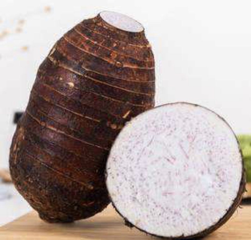 香芋切片与营养元素展示,背景为维生素和矿物质图标 香芋切片与营养元素展示