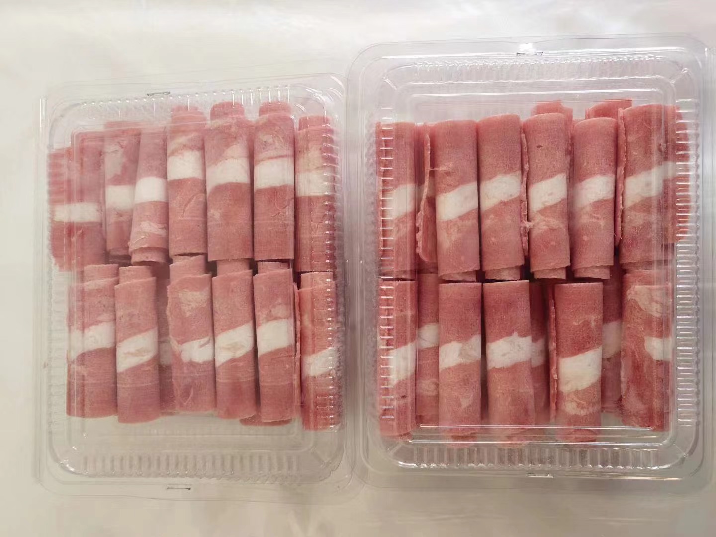 羊肉与油菜搭配的火锅场景