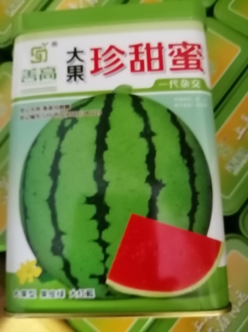 麒麒，长瓜大西瓜都有，大果红瓤皮薄不裂。产量高抗病毒。