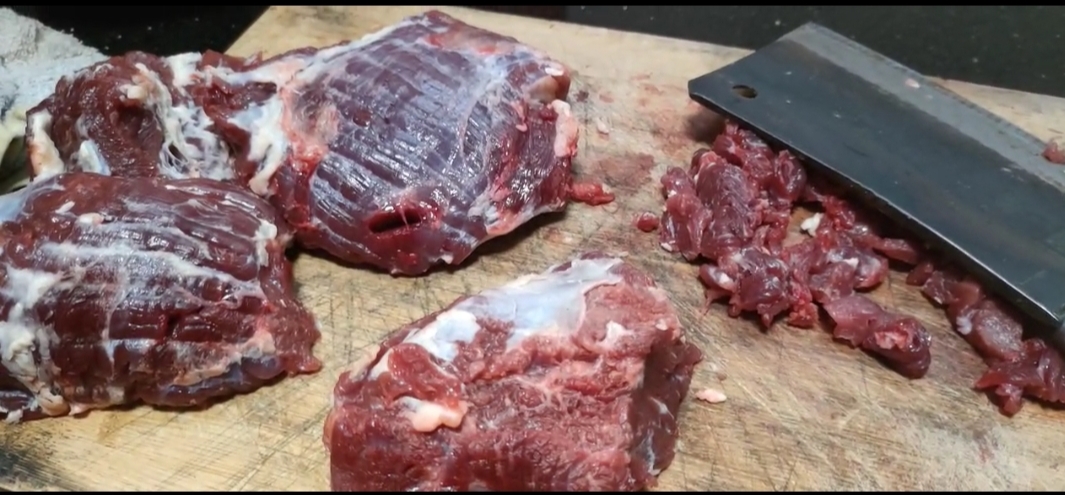 牛肉切片与腌制过程