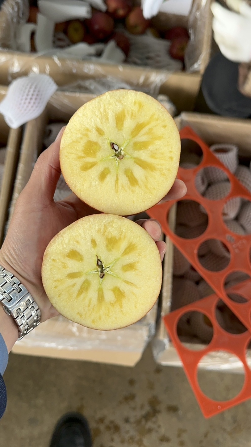 云南高原冰糖心丑苹果