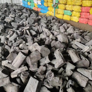 靓荔枝木炭，四方包。2800一吨。