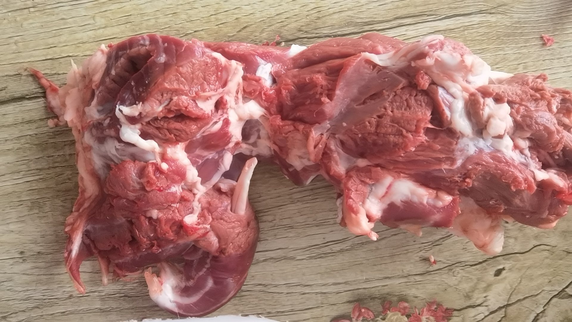 波尔山羊肉品鉴图,展示肉质细嫩、色泽鲜红的优质羊肉切片 波尔山羊肉品鉴图