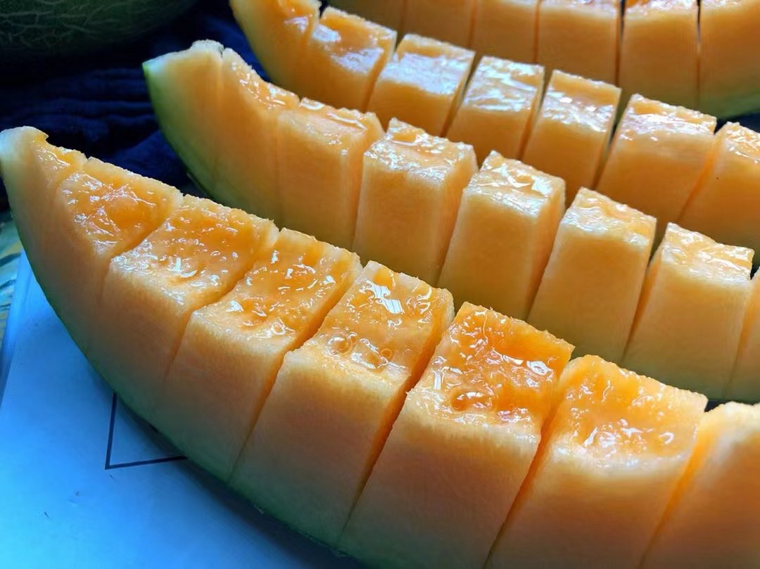 老人正在享用切好的哈密瓜块