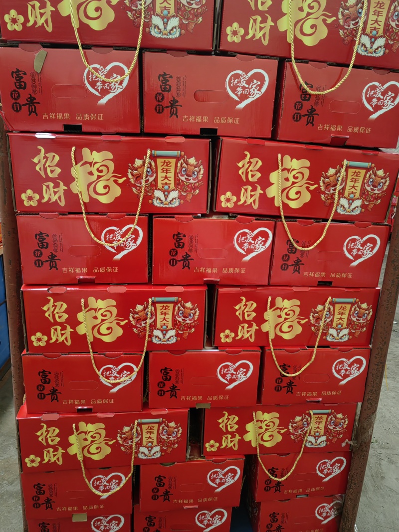 辽宁省葫芦岛市绥中恒温库各种苹果礼盒加工中，