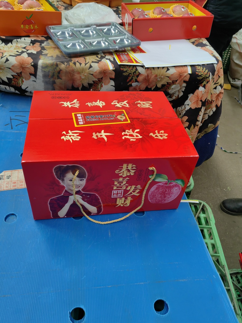 辽宁省葫芦岛市绥中恒温库各种苹果礼盒加工中，