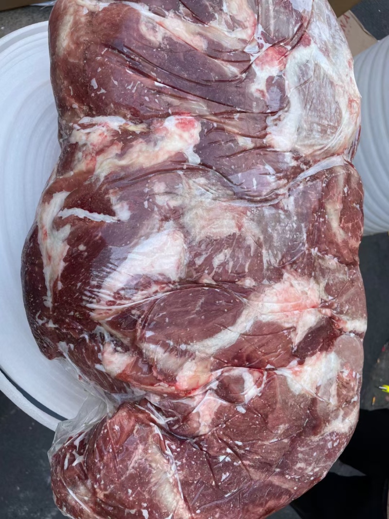 大块牛腿肉牛腿肉瘦度好，适合用来做酱牛肉和卤牛肉1111