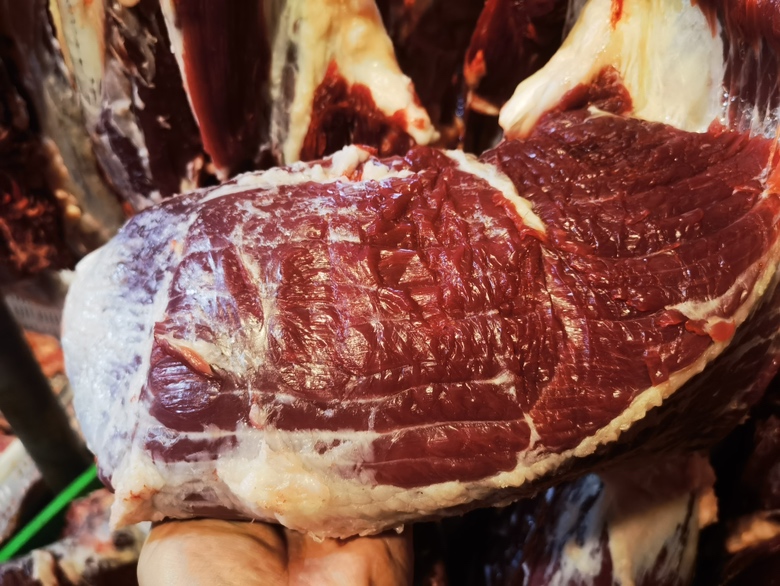 图中展示羊驼肉与牛肉的切面颜色与纹理差异,羊驼肉呈深红色,肌纤维更细 羊驼肉与牛肉对比切片图