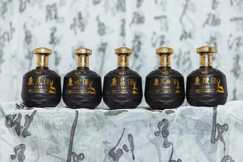 五福鹿酒、一套5瓶共5种酒，高端大气。送礼有面儿