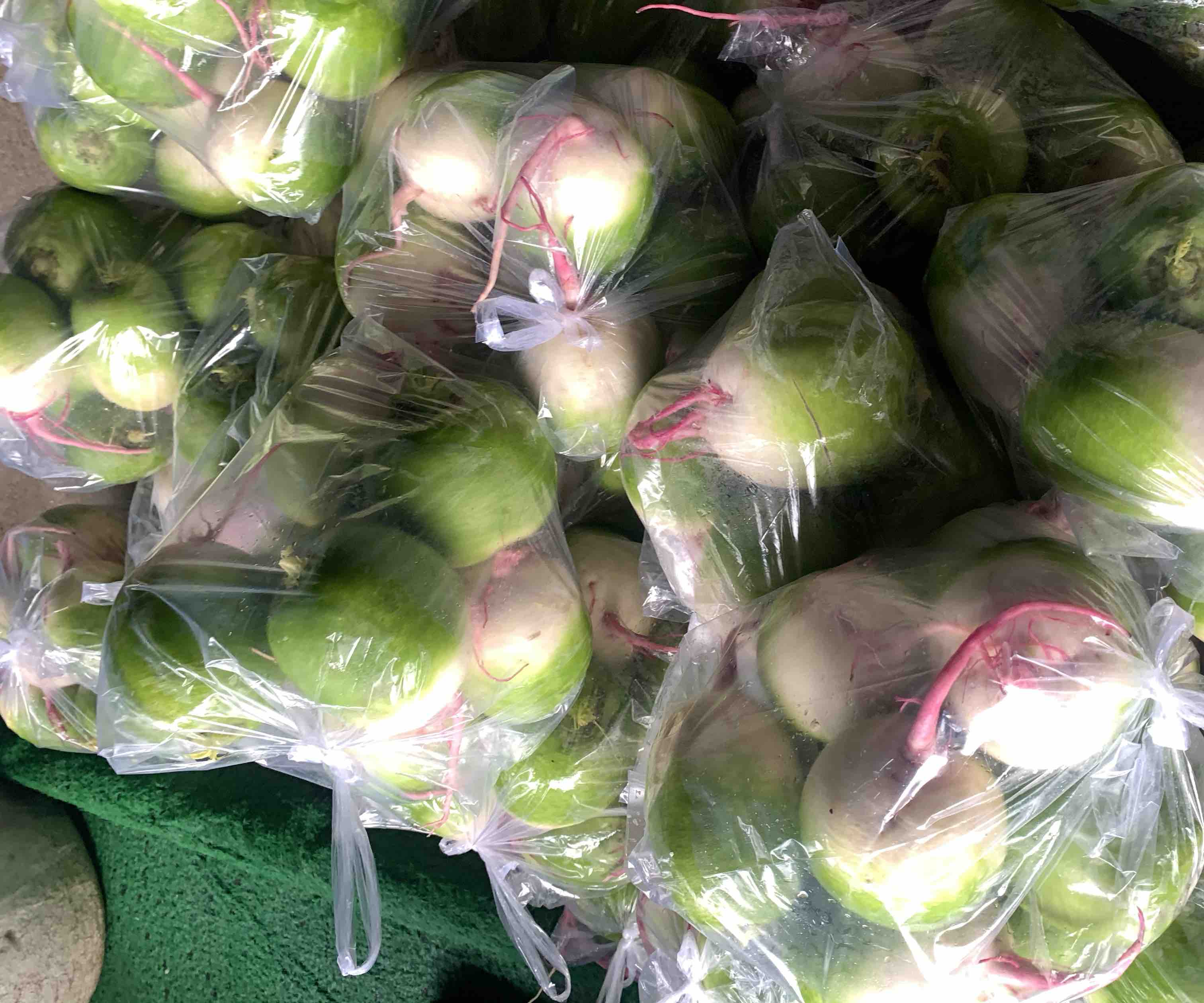 红心里美萝卜在超市货架上的陈列场景