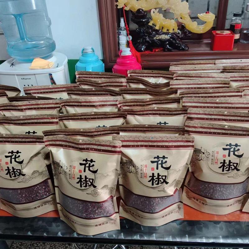 富平精品大红袍花椒，鲜红光艳，肉细均匀，味麻而香，身干子少。