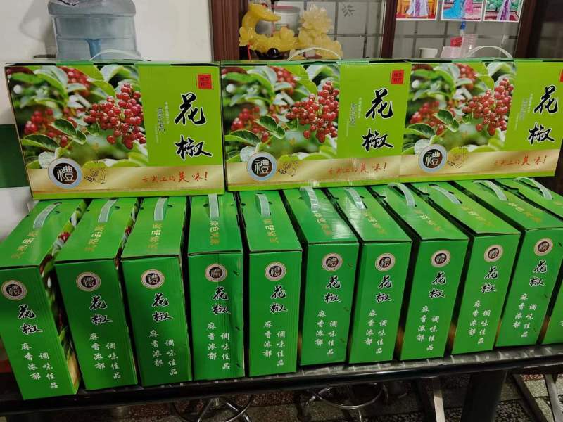 富平精品大红袍花椒，鲜红光艳，肉细均匀，味麻而香，身干子少。