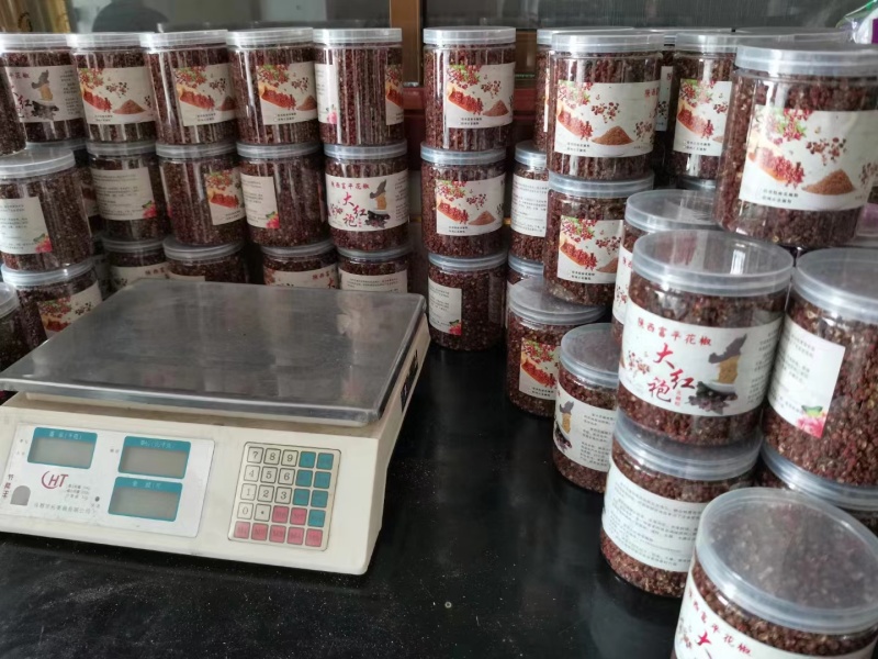 富平精品大红袍花椒，鲜红光艳，肉细均匀，味麻而香，身干子少。
