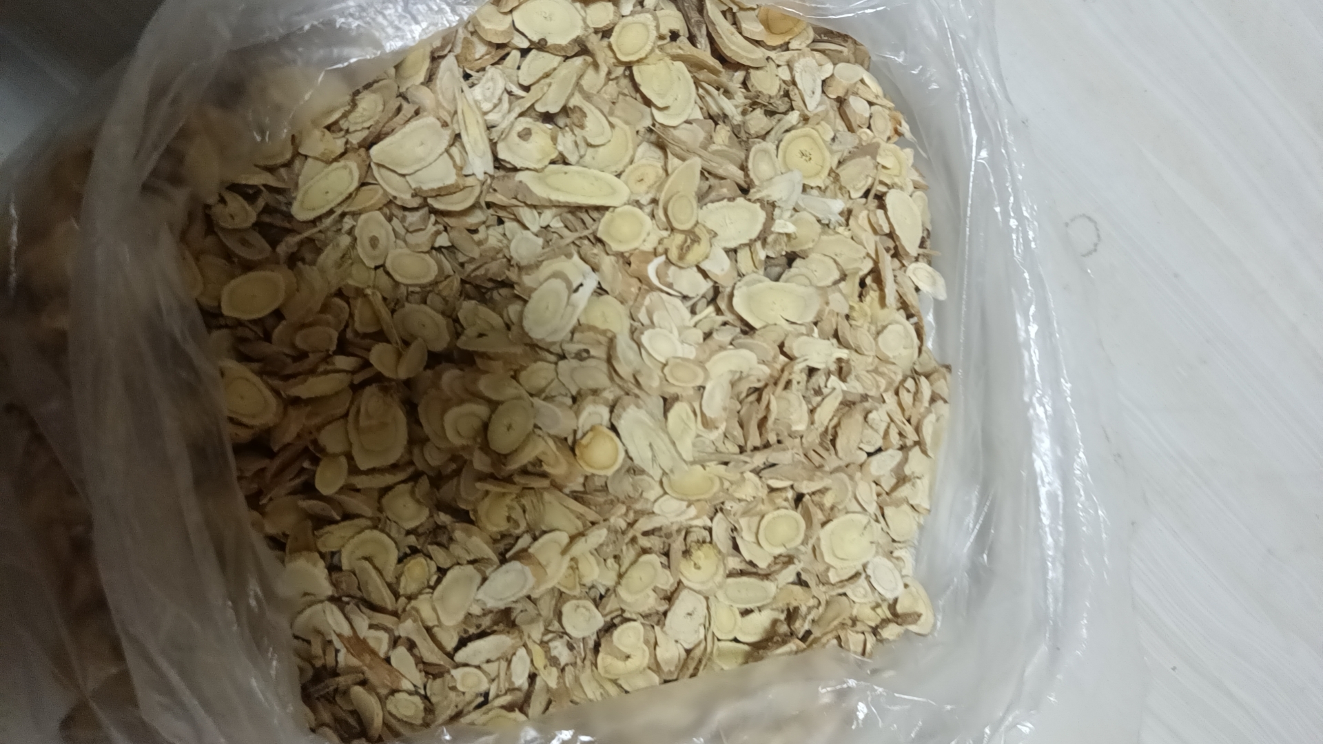 黄芩煎煮过程图,展示软化后的黄芩药材在砂锅中煎煮,释放出金黄色药液 黄芩煎煮过程图