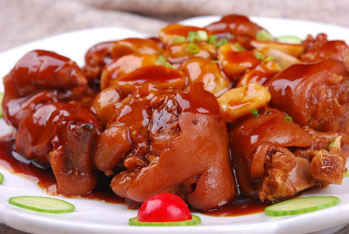 一锅热气腾腾的萝卜炖猪蹄,汤汁浓郁,色泽诱人,猪蹄软糯,萝卜吸饱汤汁 萝卜炖猪蹄成品图