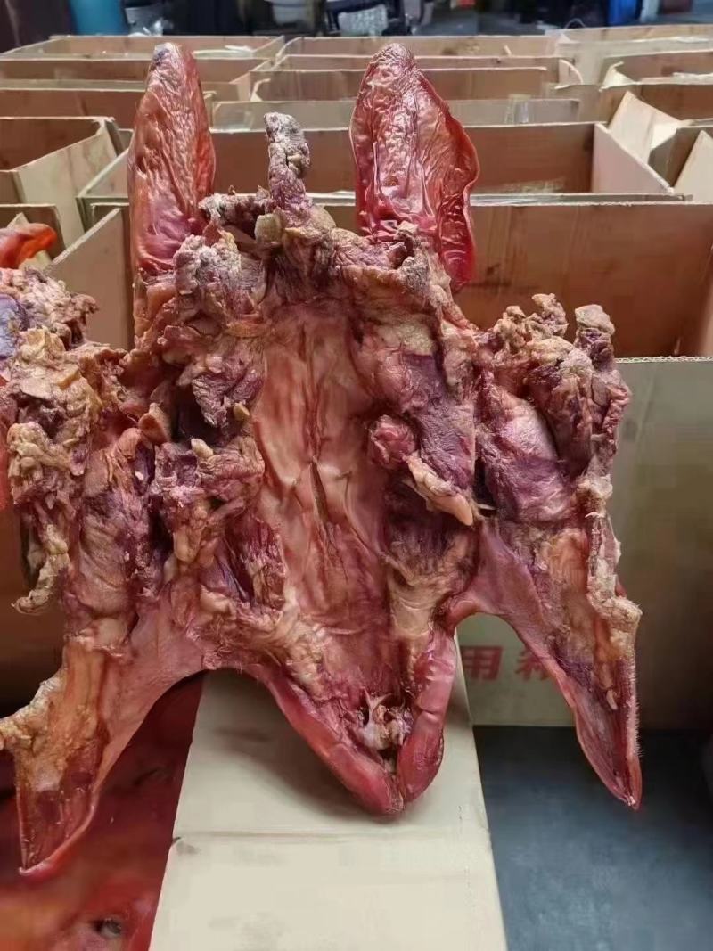 烟熏猪头肉带耳朵不带耳朵烟熏猪头肉腊猪头腊肉香肠现货供应