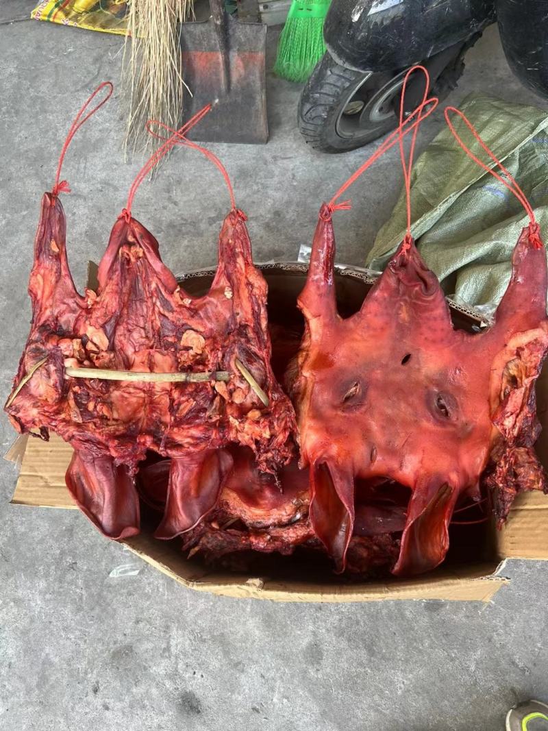 烟熏猪头肉带耳朵不带耳朵烟熏猪头肉腊猪头腊肉香肠现货供应