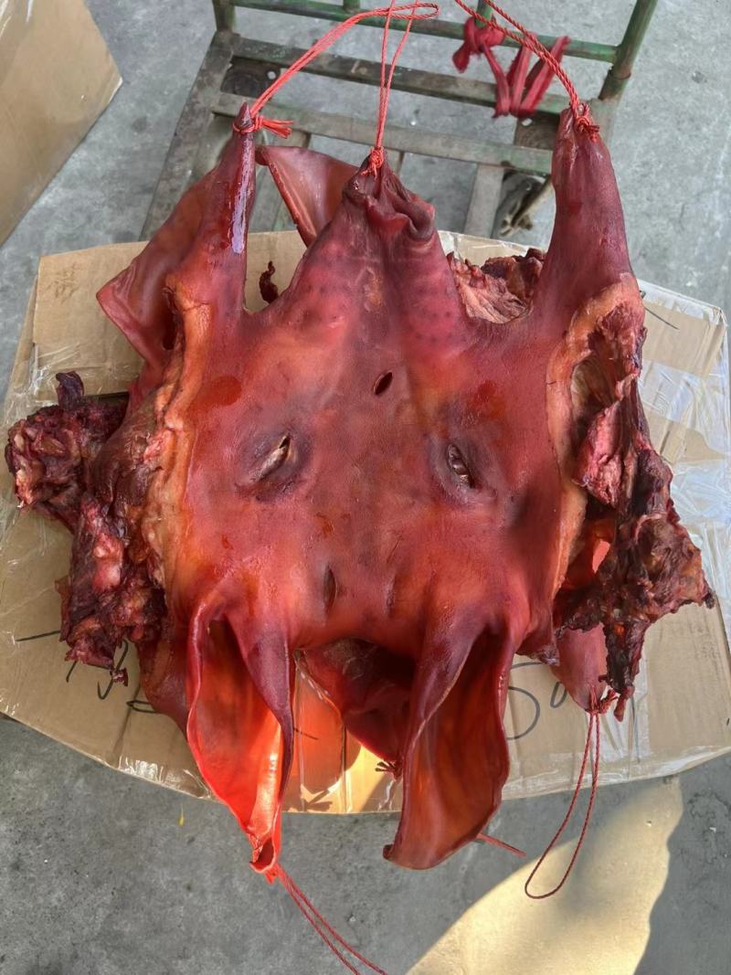 烟熏猪头肉带耳朵不带耳朵烟熏猪头肉腊猪头腊肉香肠现货供应