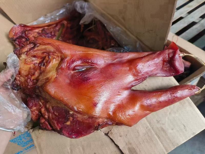 烟熏猪头肉带耳朵不带耳朵烟熏猪头肉腊猪头腊肉香肠现货供应
