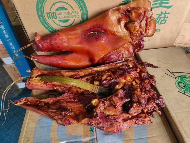 烟熏猪头肉带耳朵不带耳朵烟熏猪头肉腊猪头腊肉香肠现货供应