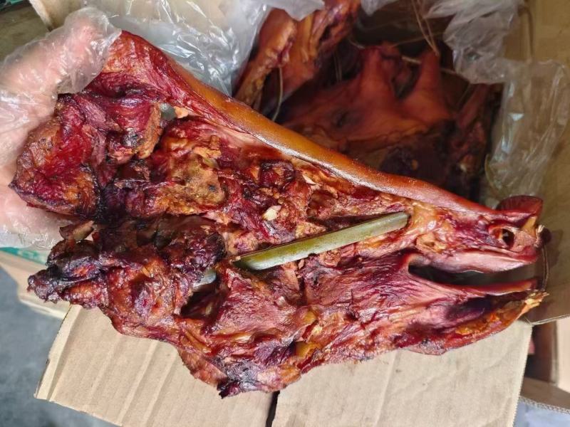烟熏猪头肉带耳朵不带耳朵烟熏猪头肉腊猪头腊肉香肠现货供应