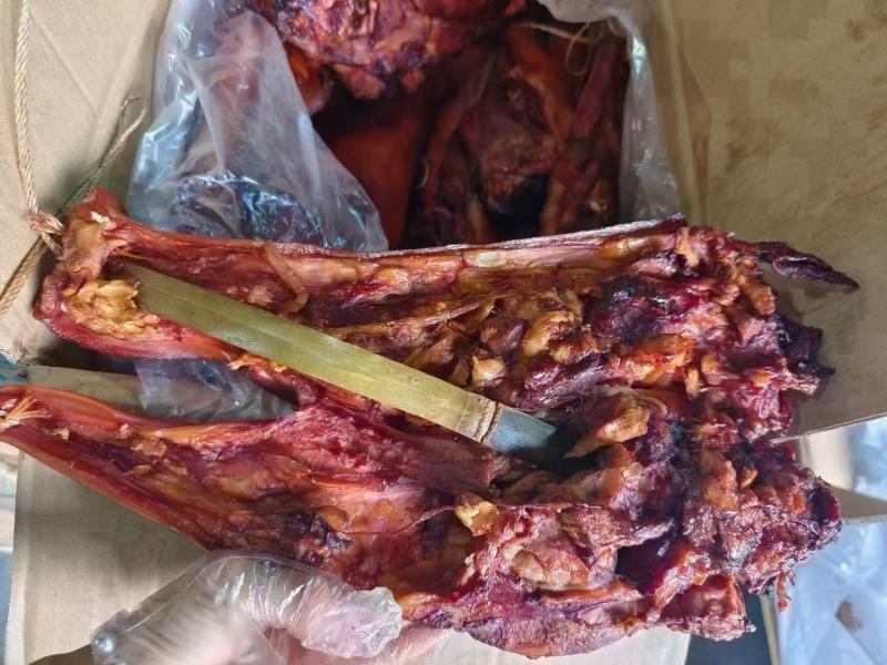 烟熏猪头肉带耳朵不带耳朵烟熏猪头肉腊猪头腊肉香肠现货供应