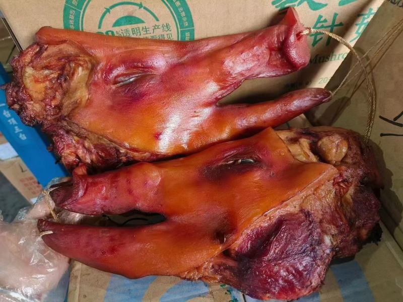 烟熏猪头肉带耳朵不带耳朵烟熏猪头肉腊猪头腊肉香肠现货供应