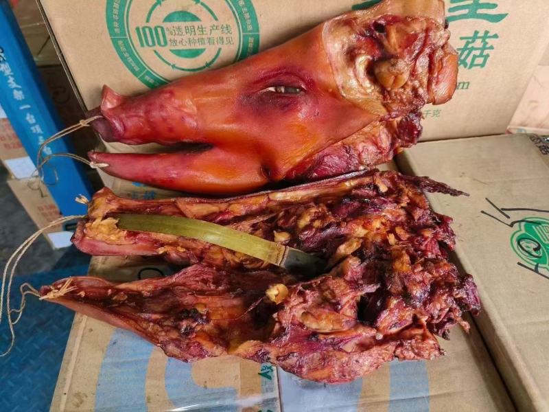 烟熏猪头肉带耳朵不带耳朵烟熏猪头肉腊猪头腊肉香肠现货供应