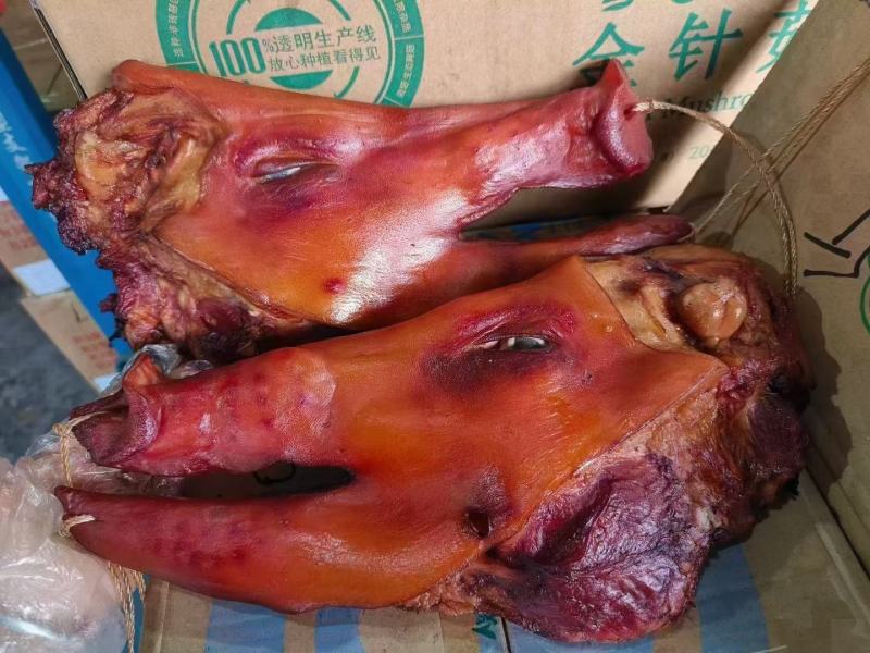 烟熏猪头肉带耳朵不带耳朵烟熏猪头肉腊猪头腊肉香肠现货供应