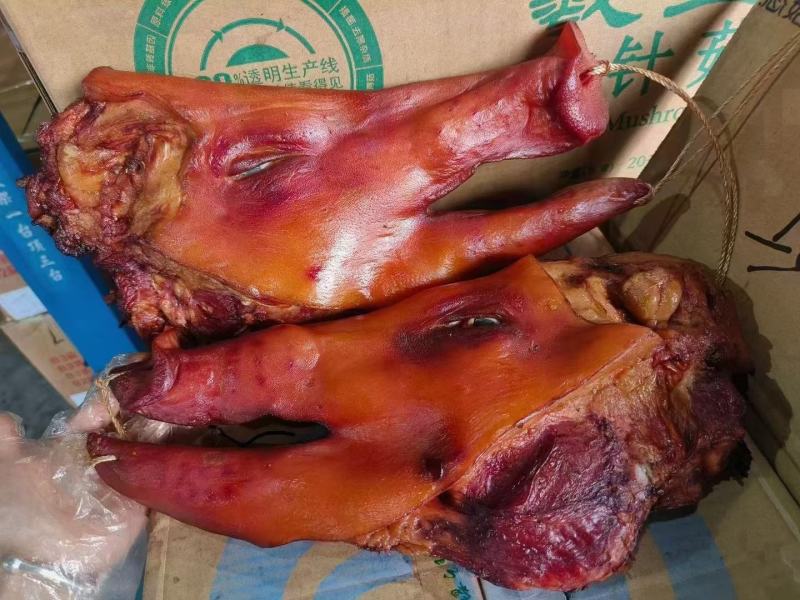 烟熏猪头肉带耳朵不带耳朵烟熏猪头肉腊猪头腊肉香肠现货供应