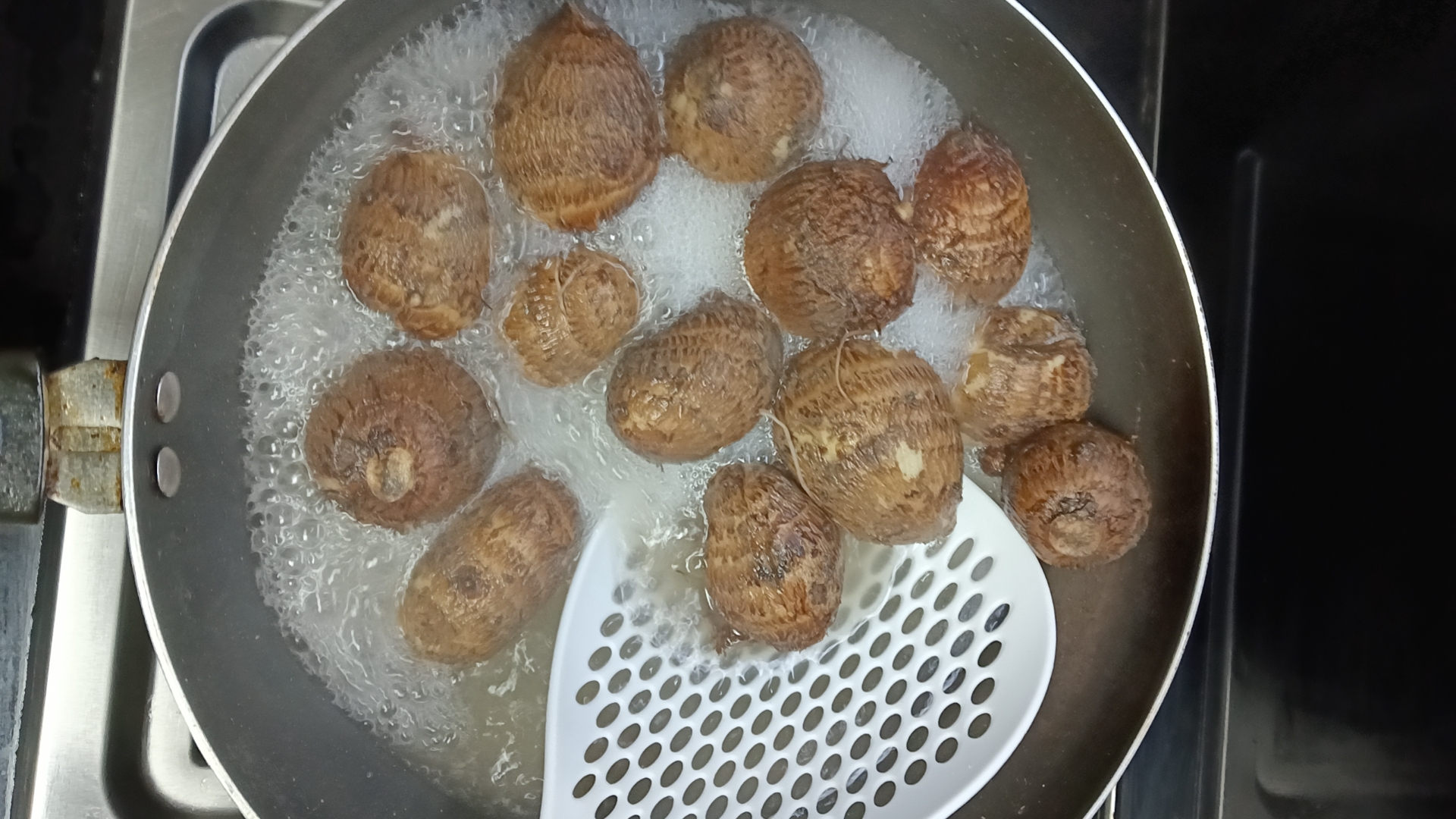 芋头烹饪过程中的炖煮状态