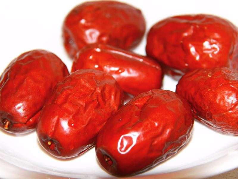 苦荞与红枣的实物图,展示苦荞籽粒与干红枣的自然形态 苦荞与红枣的实物图