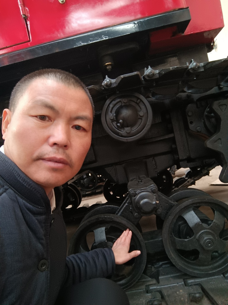 东方红牌履带式推土机