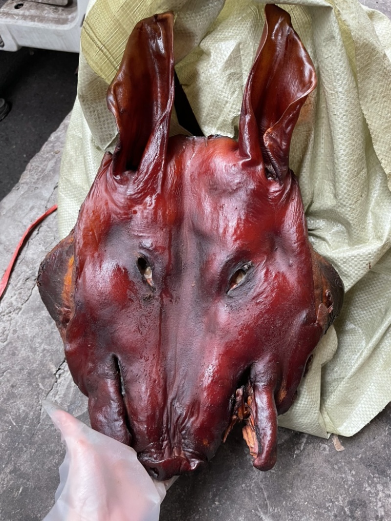 【腊肉】烟熏带骨干腊猪头（腊肉香肠源头工厂一手货源）