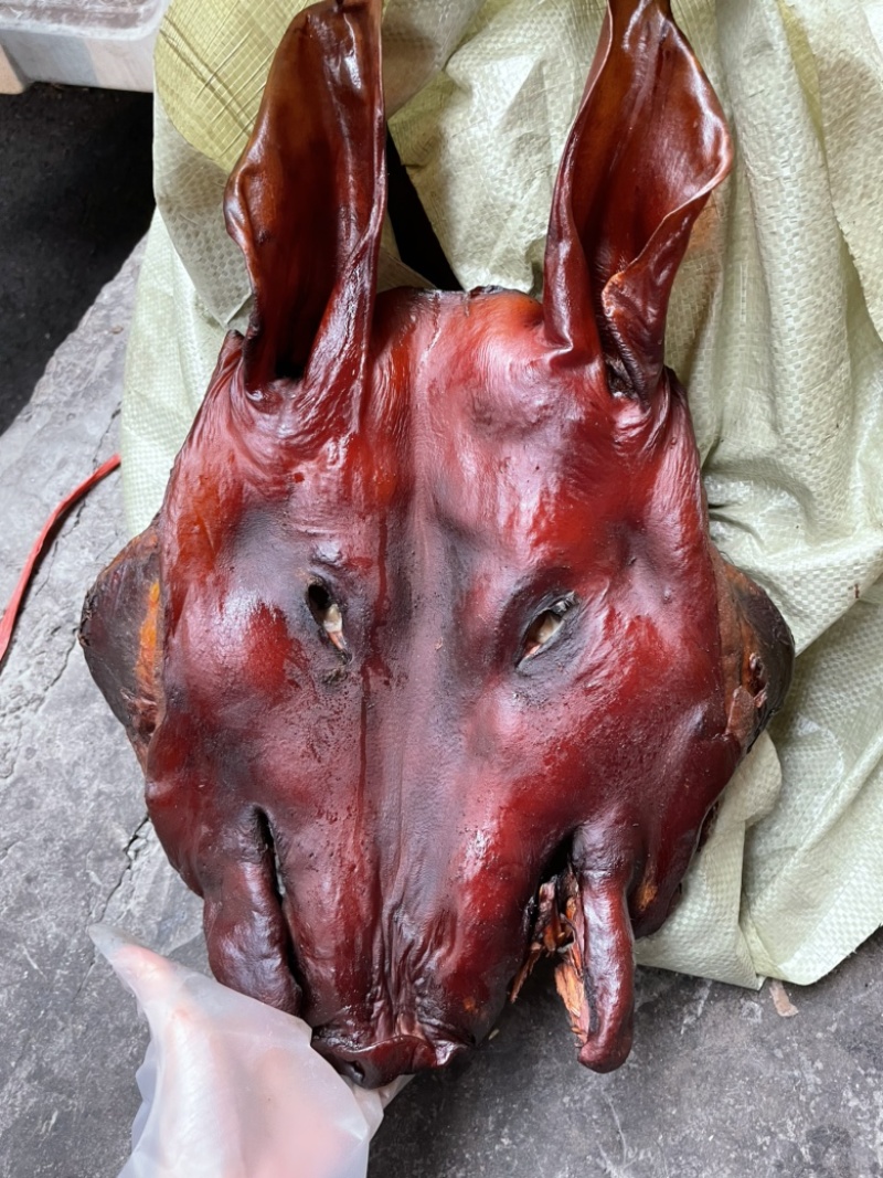 【腊肉】烟熏带骨干腊猪头（腊肉香肠源头工厂一手货源）