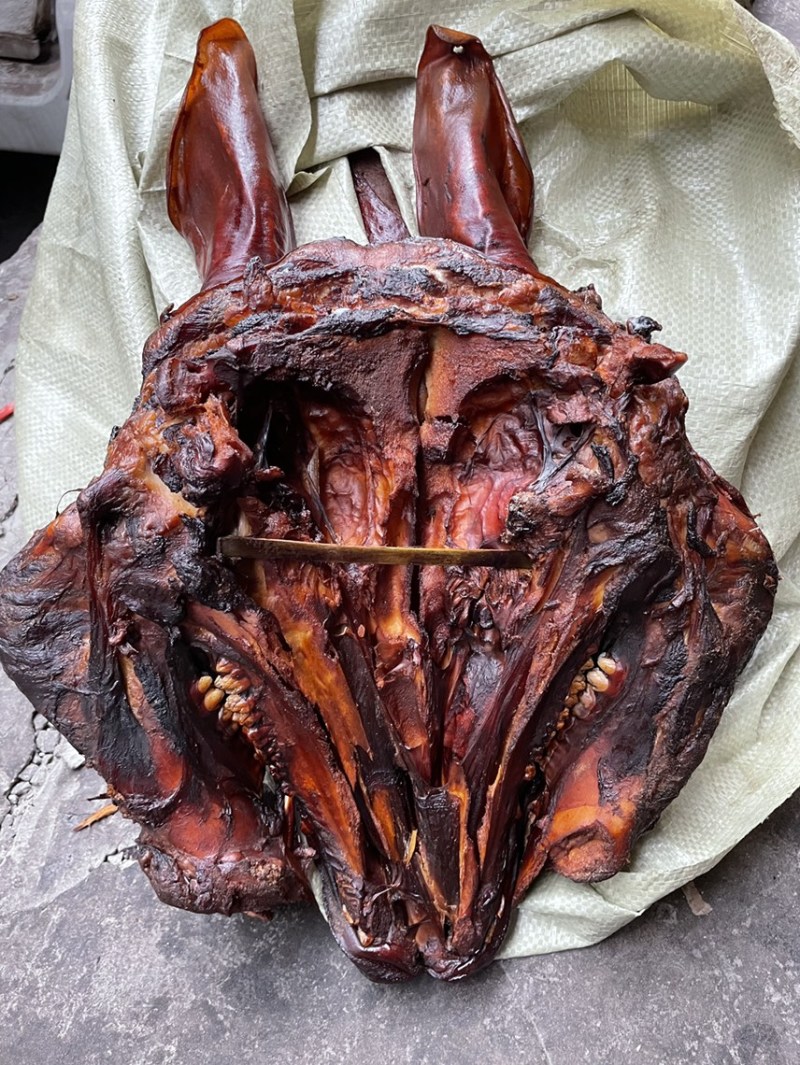 烟熏带骨腊猪头（源头工厂腊肉香肠批发）