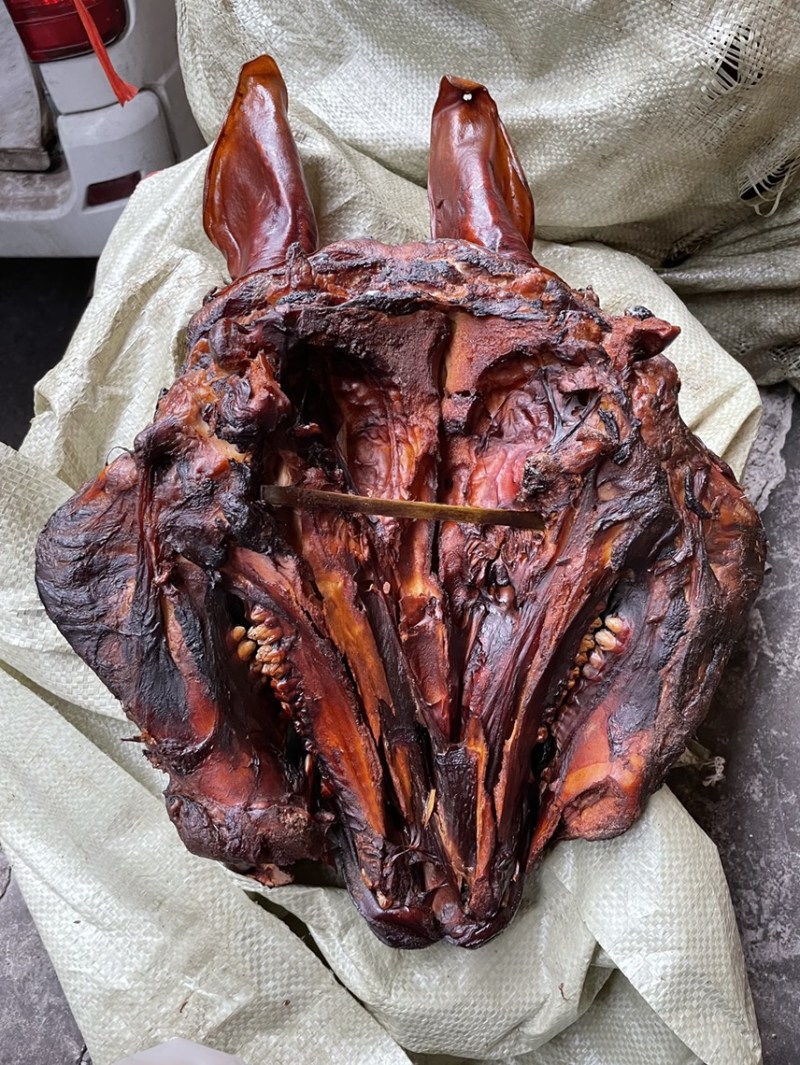 烟熏带骨腊猪头（源头工厂腊肉香肠批发）