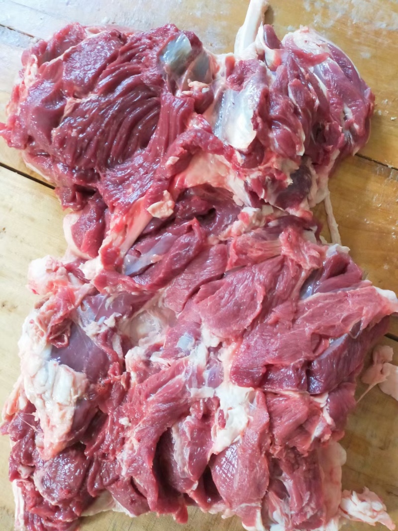 羊肉，羊后腿肉，带皮羊肉有感兴趣的老板欢迎光临！