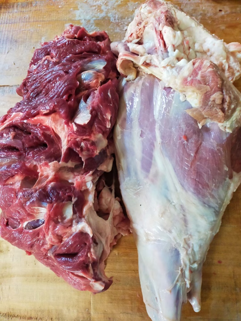 羊肉，羊后腿肉，带皮羊肉有感兴趣的老板欢迎光临！