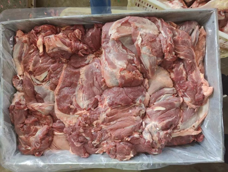 羊肉，羊后腿肉，带皮羊肉有感兴趣的老板欢迎光临！
