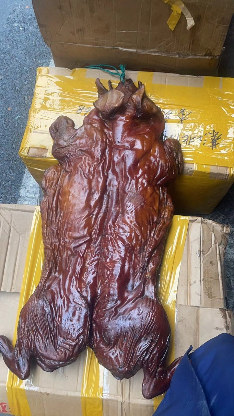 整只小香猪（腊肉香肠源头工厂一手货源）